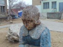 18 странных скульптур на детских площадках, которые невозможно забыть