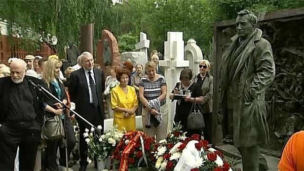 Почему установка памятника Вячеславу Тихонову обернулась скандалом?