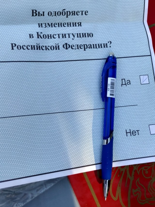 В Перми голосование по поправкам в Конституцию устроили на двух табуретках