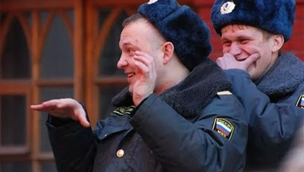 Российские школьники нашли кошелек с сотней тысяч рублей и вернули его хозяйке