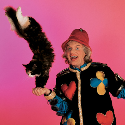 В Оптиной пустыни коты ежедневно совершают крестный ход.