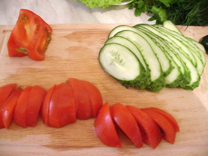 Салат из огурца и помидора
