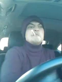 Едет пацанчик, сигаретку покуривает