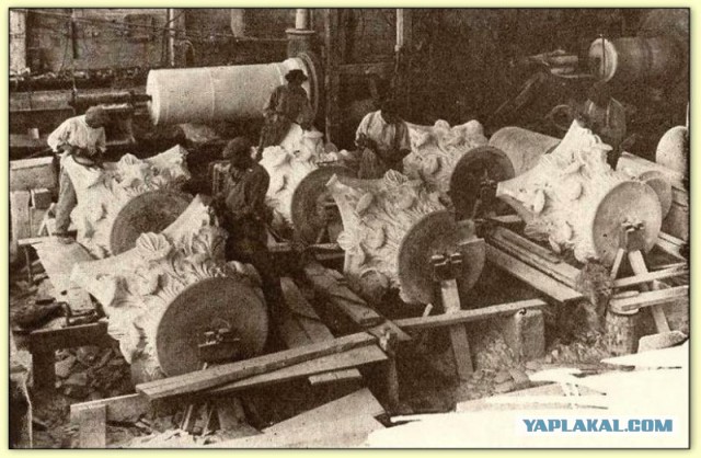 Поднятие Александровской колонны в 1832