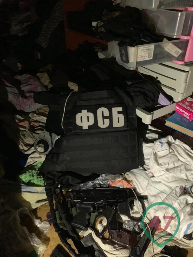 Бойцы ОМОН нашли в доме многодетной семьи автоматы, гранаты и бронежилеты ФСБ