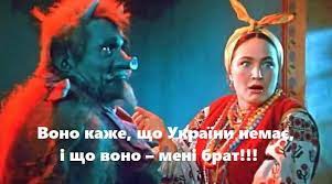 В Киеве какие-то парни докопались до мужика, у которого на футболке был изображён герб России, и заставили его её снять.