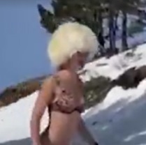 Жители КЧР обругали туристок, снявшихся на Домбае без одежды.