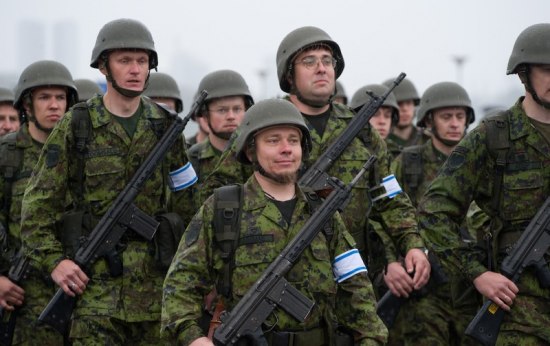 Эстонские "амазонки" готовятся к войне с русскими.