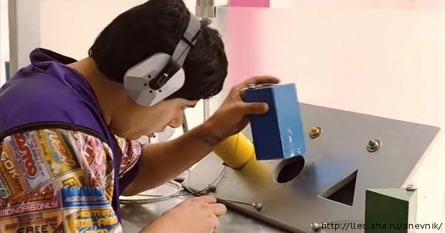 Венцеслав набирает воду в чайник