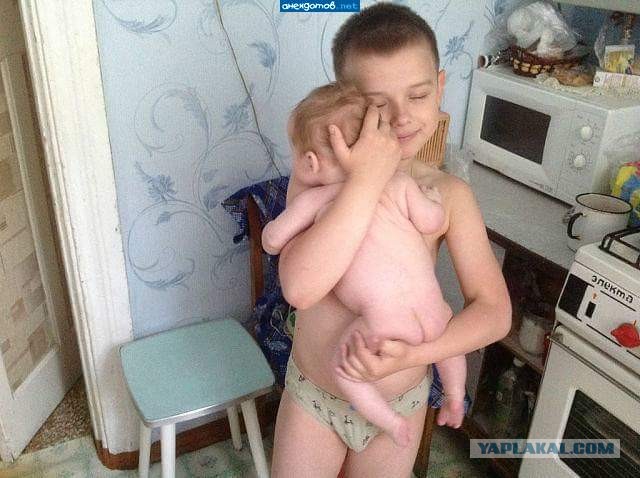 Сестра встречает брата из школы каждый день