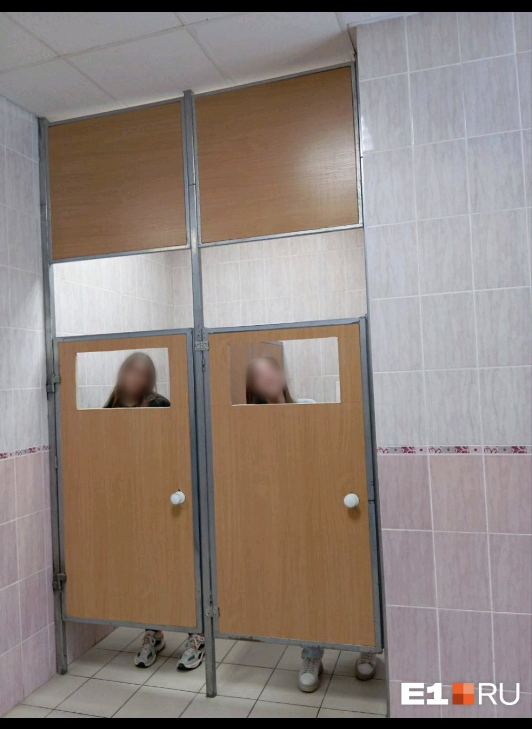 Женщины в кабинках