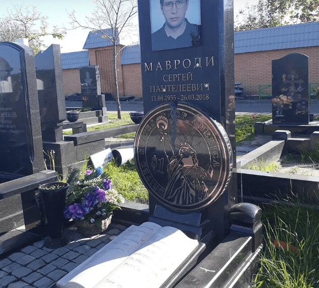 Жизнь на Троекуровском кладбище. На чьей могиле «резвится» голая парочка?