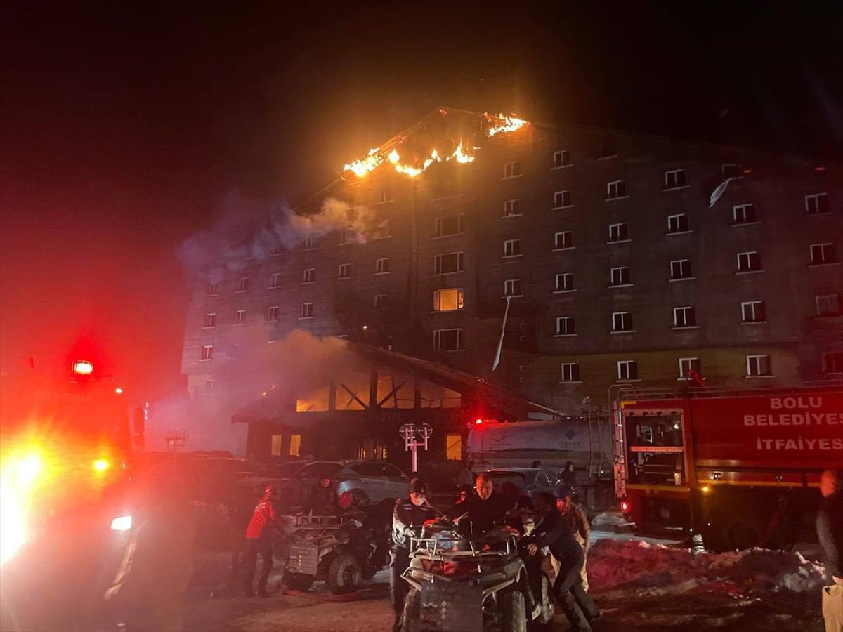 На горнолыжном курорте Карталкая в Турции произошел сильный пожар в гостиниц