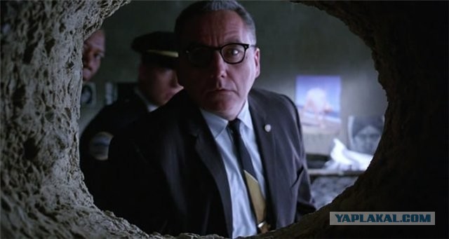 Сосед пробил дыру в стене