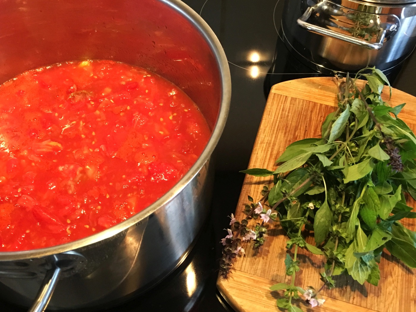 Суп с солеными помидорами. Азербайджанский томатный суп. Томатный суп на костре. Реструктурированный томатный суп.