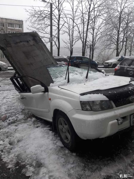 Боярский продолжает захватывать тротуар на набережной Мойки. Очевидцы снова споткнулись о чёрный «Мерседес».