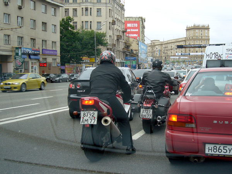 Можно ли ездить в московской области. Мотоцикл для города. Мотоцикл в пробке. Движение мотоцикла в полосе. Мотоциклисты на дорогах Москвы.