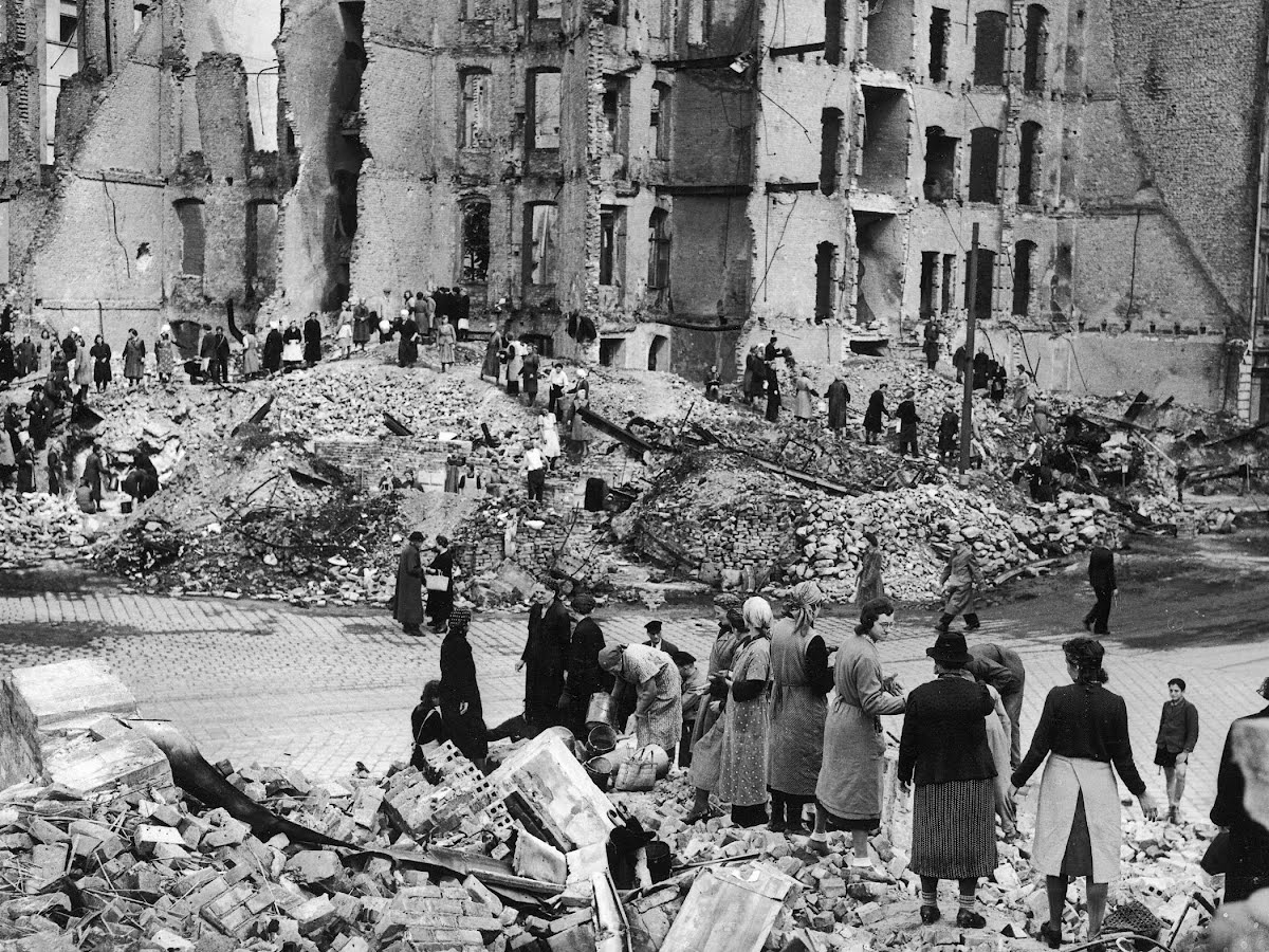 После второй мировой вошла в. Дрезден бомбардировка 1945. Бомбардировка Берлина 1945. Руины Берлина 1945. Бомбежка Дрездена.