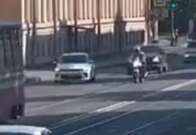 После ДТП мотоциклист и его пассажирка избили водителя авто