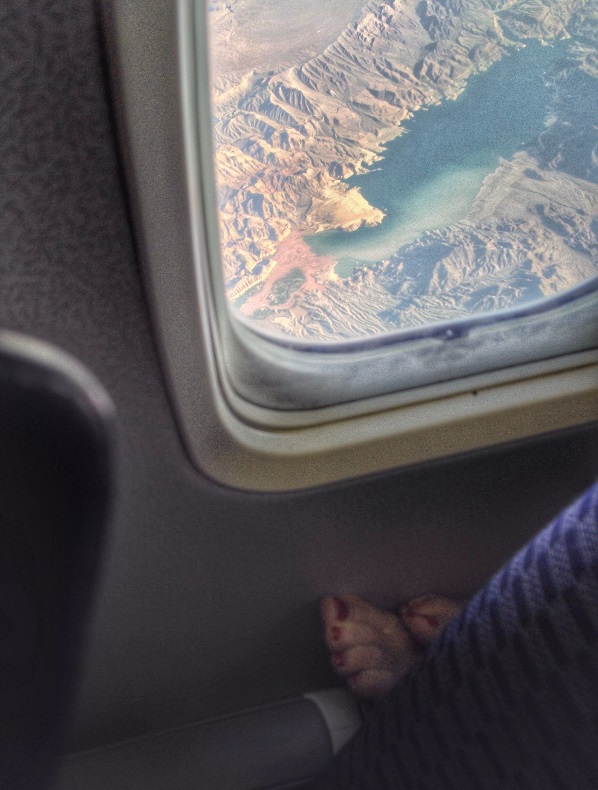 В самолёте вы наблюдаете за пейзажами...