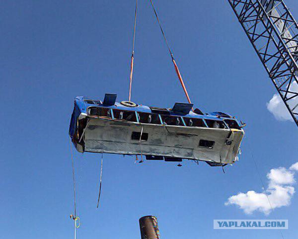 Автобус со строителями моста через Керченский пролив рухнул в море в районе порта "Кавказ"