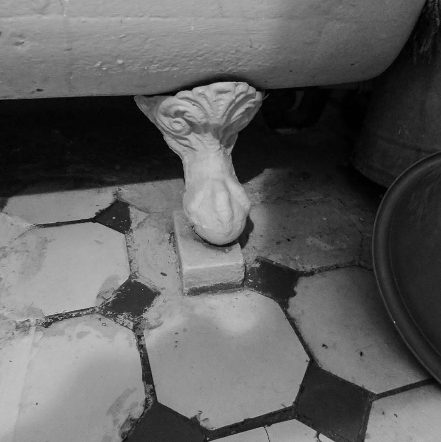 Старые ножки для ванной. Ножки от ванной старинные лапы. Ноги старые мастера.