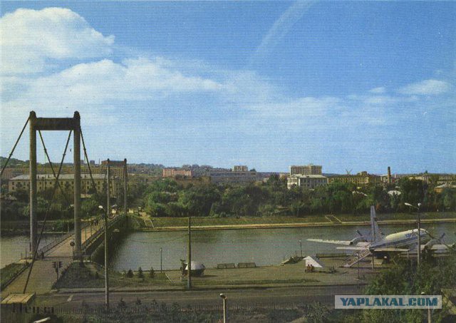 Самолет во дворе