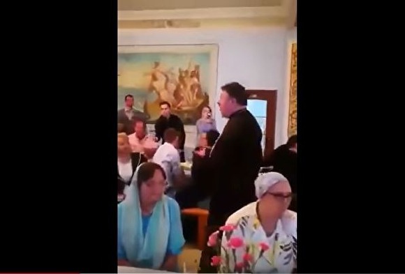 Жителя Петербурга оштрафовали на 300 тыс. за публикацию видео, где священник поет «Мурку»