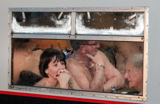 40 голых людей развлекались на лодке в Великобритании - не дай боги это увидеть вживую