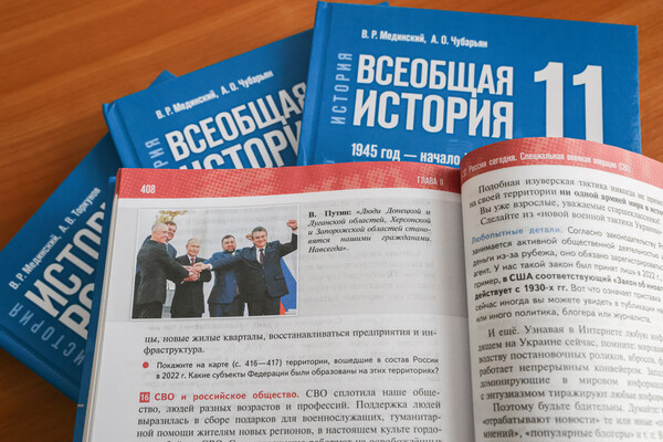 В Белгороде окна школ закрывают мешками с песком