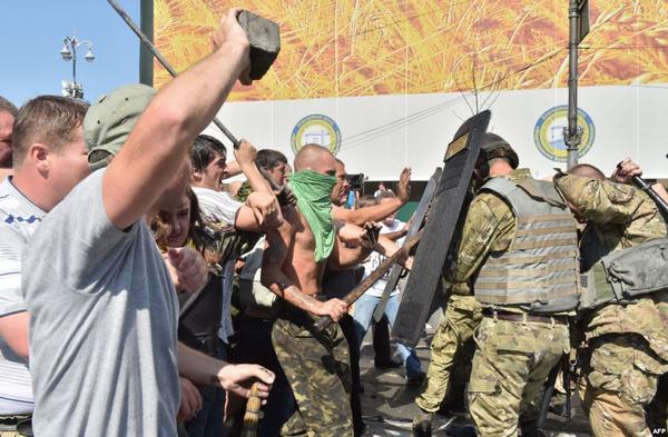 На Майдане снова горят шины