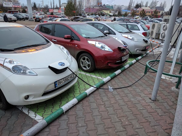 Илон Маск анонсировал появление в Украине зарядных станций Tesla.