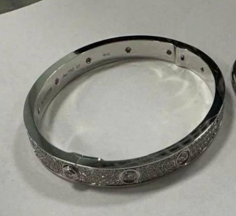Мужчина пытался ради девушки провезти в багаже 2 браслета Cartier за 2,4 млн рублей, но был остановлен на таможне в аэропорту Домодедово