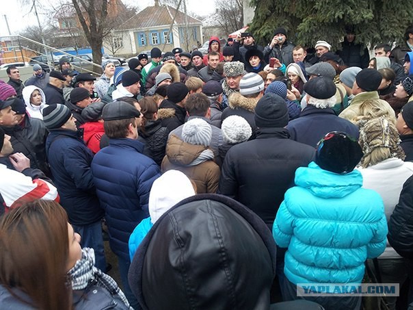 Жители Мин-Вод перекрыли трассу в знак протеста