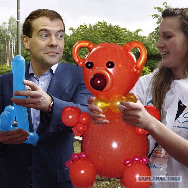 Медведев сделал голубую собачку