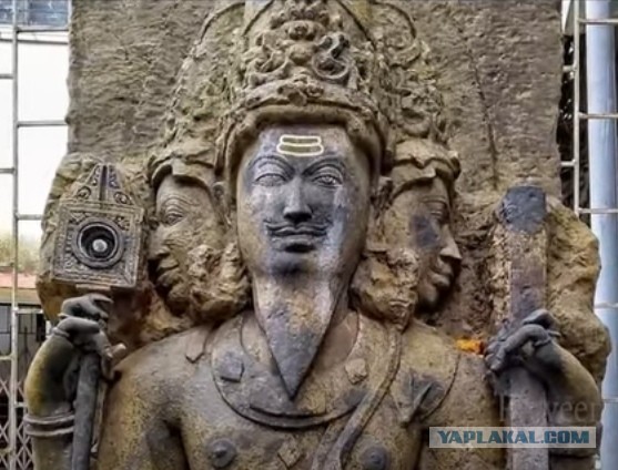 Что за предмет в правой руке индийского божества?