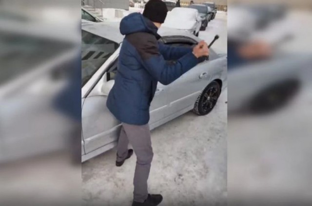 В Екатеринбурге водитель разбил стекло своей машины, чтобы дать проехать скорой