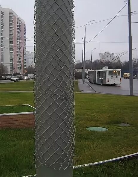 В Ростове-на-Дону начали обматывать столбы искусственным газоном для борьбы с расклейщиками объявлений