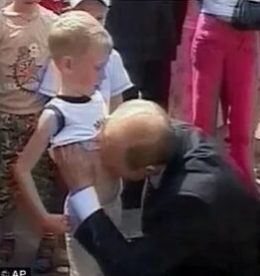 Парень из Железногорска Красноярского края жёстко задержал подозрительного мужчину, пристававшего к двум 8-летним девочкам
