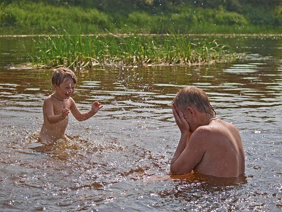 Дети голые на природе