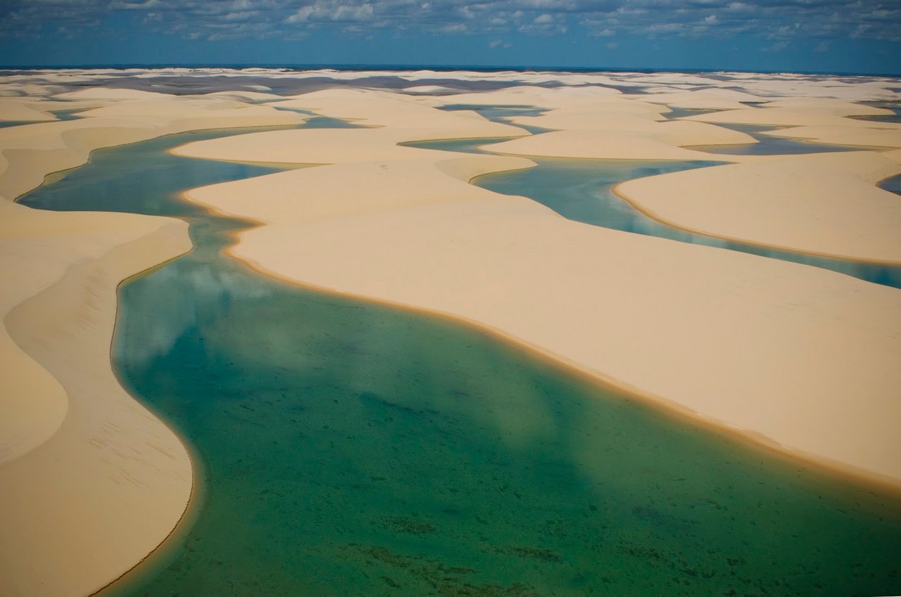 Крупнейший оазис. Национальный парк Ленсойc-Мараньенсес, Бразилия. Песчаные дюны в Бразилии. Песчаные озера Бразилии.