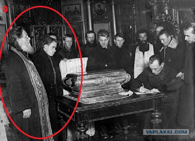 Как большевики мощи святых проверяли
