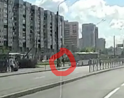 В Петербурге на Ленинском проспекте автобус-гармошка влетел в фонарный столб
