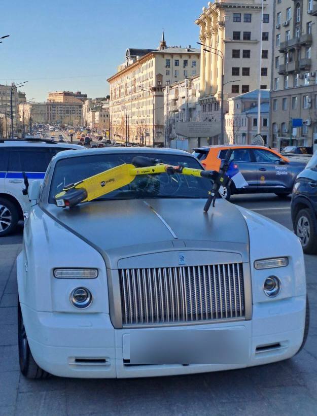 Странная «схватка» между белоснежным Роллс Ройсом и электросамокатом произошла на Новом Арбате