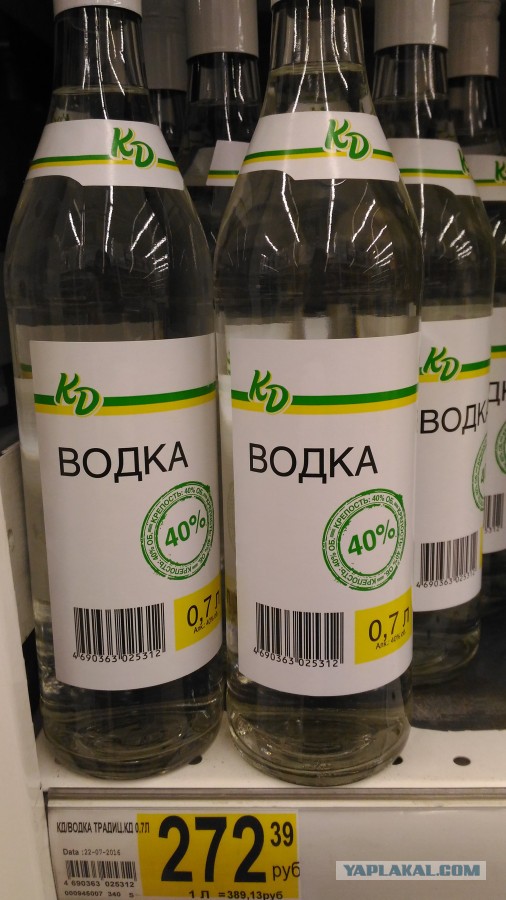 Парень с халявными мачете раздаёт подарки выжившим