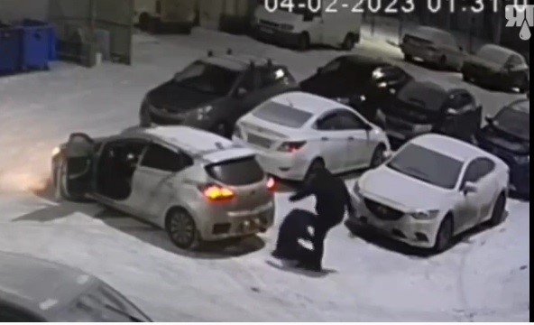 В Туле мужчина выкинул женщину из автомобиля и жестоко избил ногами