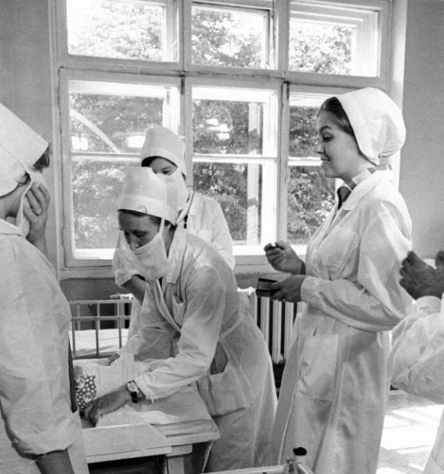 Ведущая телепередачи «Здоровье», врач Юлия Белянчикова беседует с акушерками детской больницы, 1970–е годы