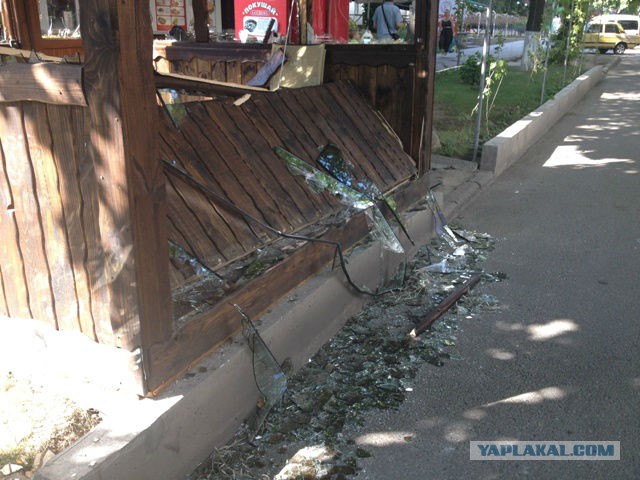 С выкриками "Слава Украине" разгромили кафе