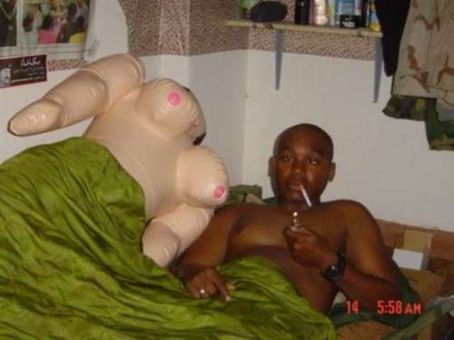 Взял у папы надувной матрас поплавать