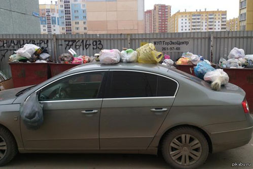 Китайские мусорщики по-своему проучили автомобилиста